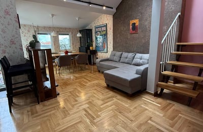 Location d’un appartement en duplex de 3 pièces avec vue sur la ville, 90 m², centre de Belgrade, Serbie